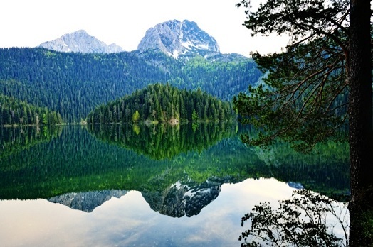 Черное озеро и гора Боботов Кук