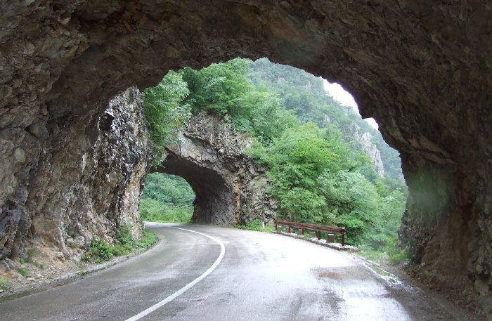 Тунели на дороге